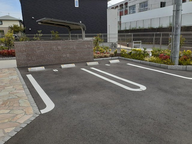 アンダンテ郡津の駐車場|車をお持ちの方に嬉しい駐車場付きの物件です