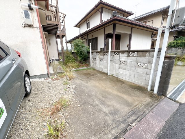 西松ヶ丘一戸建ての駐車場