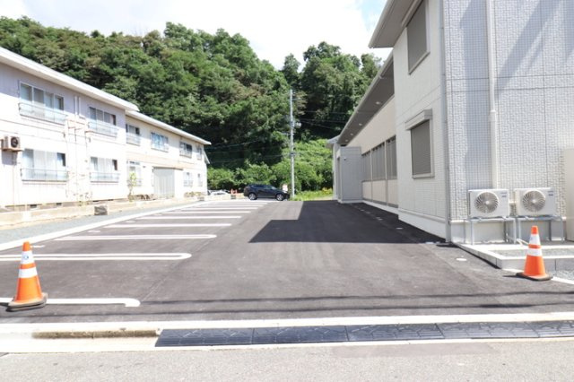 フローレス108の駐車場