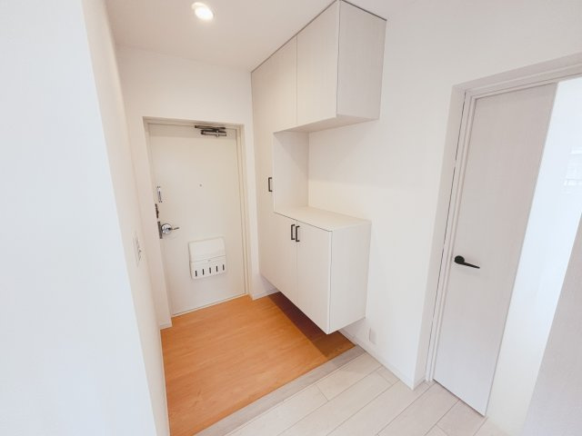 ●街が本当に「ふるさと」と呼べるためには、赤ちゃんから老人までが安心して生活できなくてはなりません。大きな居間をもつ住宅など、さまざまなライフスタイルの人々が満足できるように工夫されています。