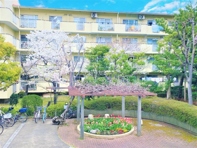 【Appearance】
爽やかな青空の下に贅沢なほどに降り注ぐ陽光、豊かな居住性。桜の季節は、バルコニーに居ながらお花見を楽しめます。