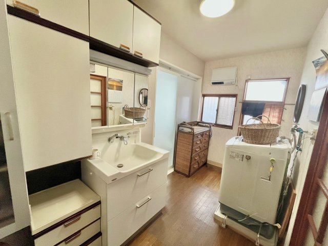 売中古戸建　中央区初生町の洗面所|スペースに余裕のある洗面脱衣室。
