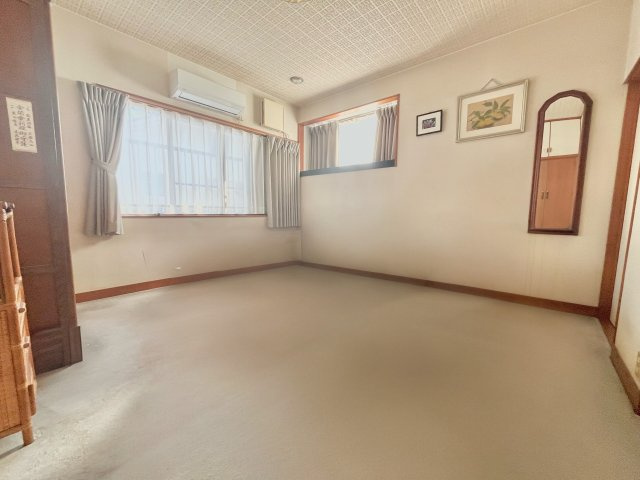 売中古戸建　中央区初生町の洋室|やわらかな日差しが入る洋室。