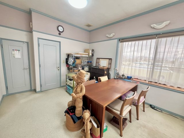 売中古戸建　中央区初生町の洋室|自由な使い方ができる魅力のアトリエ空間です。