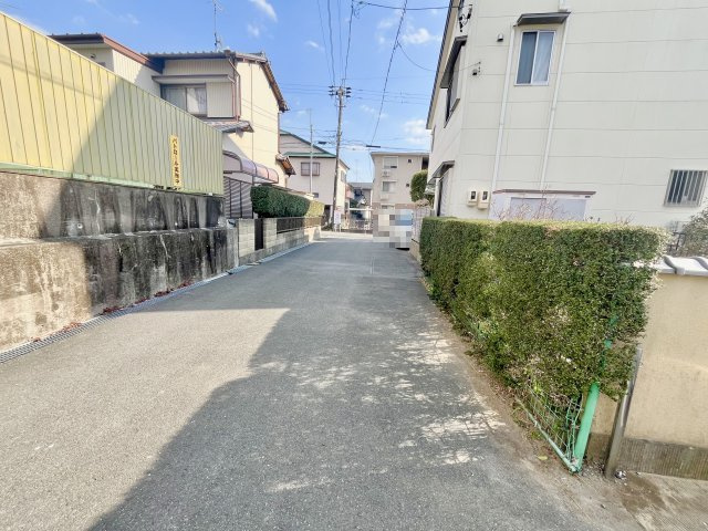 売中古戸建　中央区初生町の前面道路含む現地写真|東側道路は学校用通路となっております。