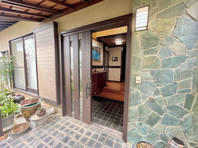 売中古戸建　中央区初生町の玄関|玄関ドアはリフォーム済みで安心してお使いいただけます。