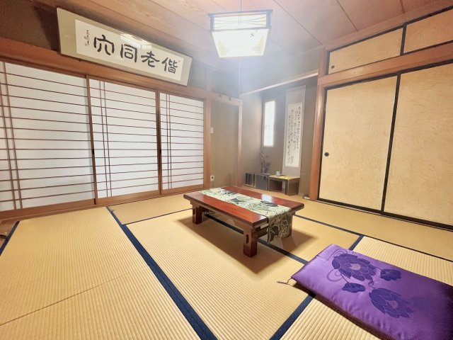 売中古戸建　中央区初生町の和室|広縁からやわらかな光が差し込む心地よい和室。