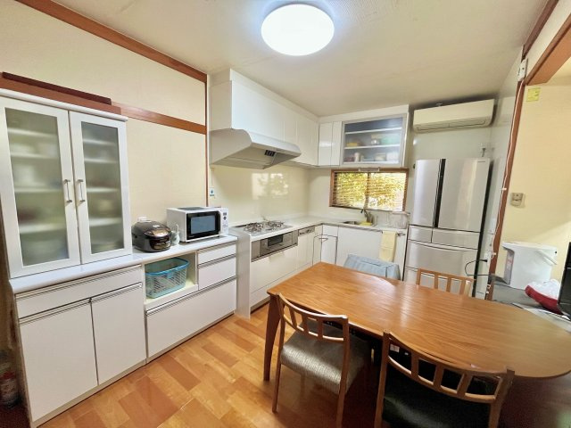 売中古戸建　中央区初生町のキッチン|足元から暖まる床暖房付きのダイニングキッチン。