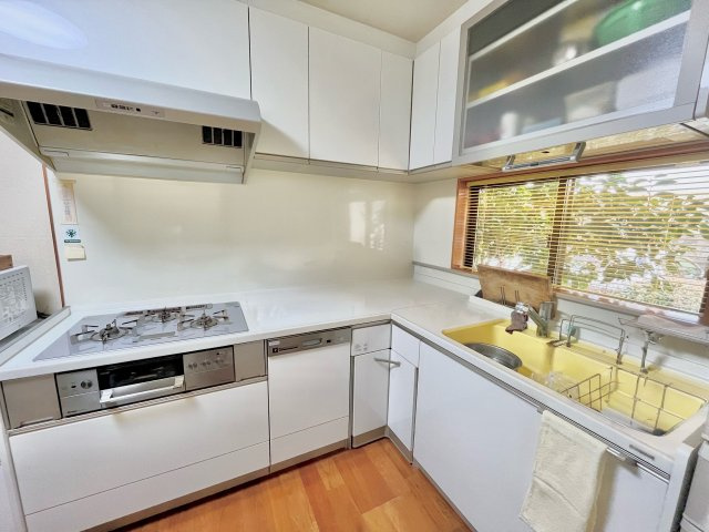 売中古戸建　中央区初生町のキッチン|三口ガスコンロ付きで同時調理も可能。