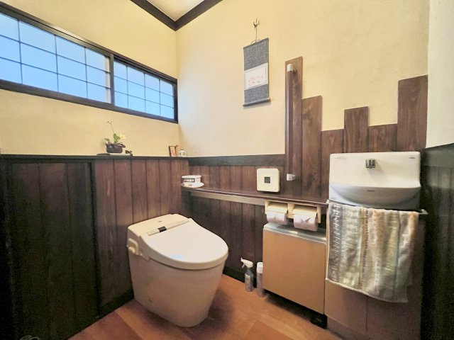 売中古戸建　中央区初生町のトイレ|和風デザインで落ち着きのあるトイレです。