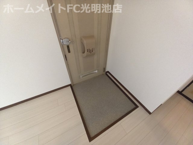 エクセレート府中B棟の玄関