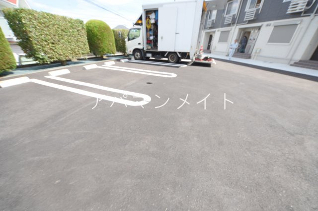 【駐車場】 | ルミエール | 駐車場に車を止められます