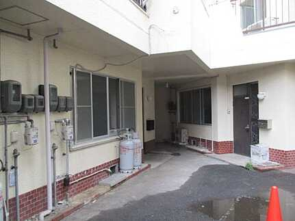 西区南観音町テラスハウスの駐車場