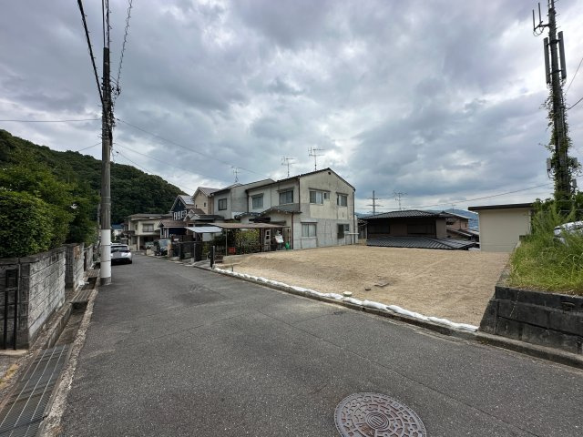 安佐南区大町西2丁目の前面道路含む現地写真|ゆとりある前面道路のため駐車の苦手な方でも簡単に駐車できます♪