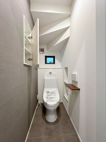東区中山上2丁目No.3のトイレ|1階ウォシュレットトイレ☆
各階にウォシュレットトイレがついています♪