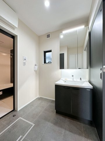 東区中山上2丁目No.3の洗面所|シャワー付き洗面化粧台☆
洗面台にシャワー機能が付いたもので、シャンプーなども行える多機能洗面台です。また、顔や手を洗うためだけではなく、シャワー付き洗面台を使えば手洗い洗濯などでも利用できます♪