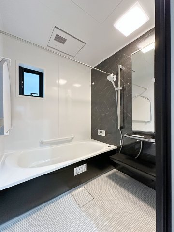 東区中山上2丁目No.3の浴室|浴室乾燥機気付き1坪タイプの浴室☆
ユニットバスは、気密性にも優れています。そのため、冬場でもお湯が冷めにくく、暖かい空間を維持することができます。