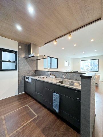 東区中山上2丁目No.3のキッチン|人造大理石天板使用のシステムキッチン☆
人造大理石天板は水垢が付きにくく汚れが落ちやすいのでお手入れも楽ちんです♪