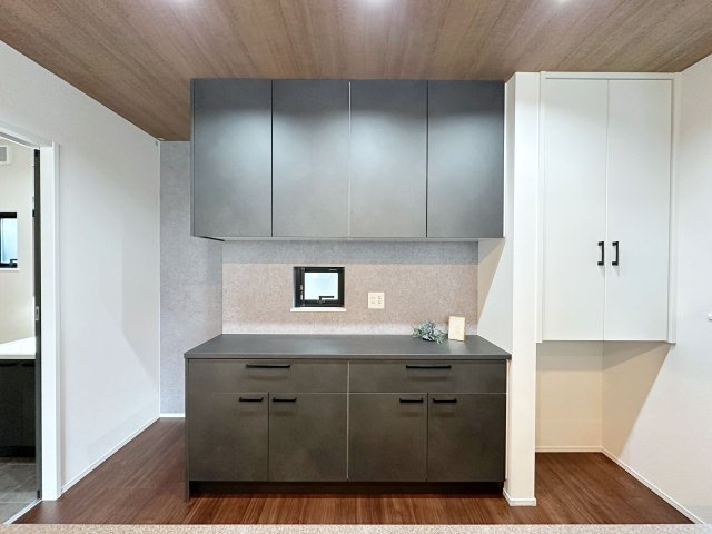 東区中山上2丁目No.3の収納|食器棚とパントリー収納☆
大きな食器棚は収納力もあり、壁に打ち付けてあるので店頭の心配もありません♪
パントリーもあるため食材ストックや調味料の収納もしやすいです！