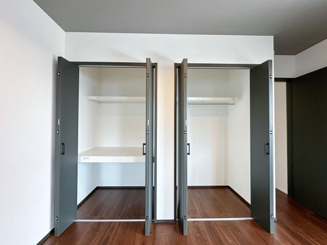 東区中山上2丁目No.3の収納|全居室収納☆
8.25帖の主寝室のは押入れタイプとクローゼットタイプに分かれた使いやすい収納スペースです♪
