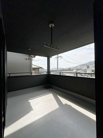 東区中山上2丁目No.3のバルコニー|広々としたインナーバルコニー☆
しっかりと屋根があるため急な天気の変化があっても洗濯物は安心です♪