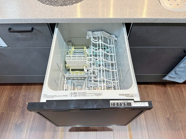 東区中山上2丁目No.3のキッチン|4人から5人分の食器洗浄乾燥機☆
水道代の節約にもなり、家事の時短もできる優れ物です♪
スライド式で上から全体が見えるため食器の出し入れもスムーズです♪