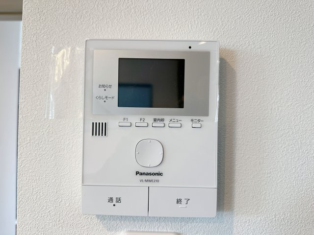 東区中山上2丁目No.3の防犯設備|ドアホン☆
来客があったとき、室内からカメラやマイクを使って相手や用件を確認できます。相手を事前に確認することができ、訪問販売対策や防犯面でも役に立つアイテムです♪