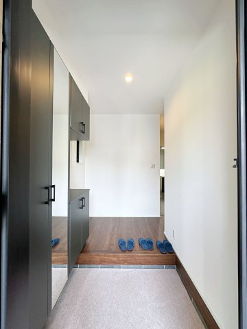 東区中山上2丁目No.3の玄関|広くて明るい玄関ホール☆
