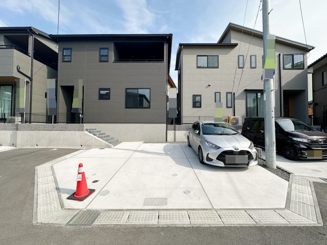 東区中山上2丁目No.3の駐車場|車は車種により3台まで駐車可能☆
広い駐車スペースは来客時も安心です♪