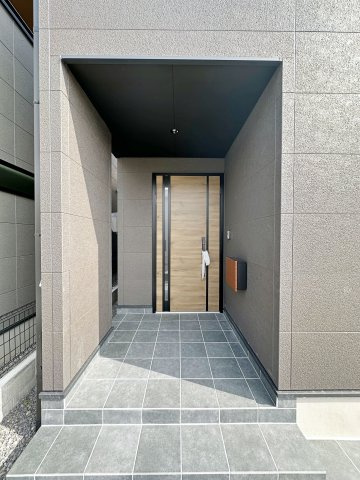 東区中山上2丁目No.3の玄関|玄関ポーチ☆
屋根も付いており、雨が降っても濡れる心配はありません♪