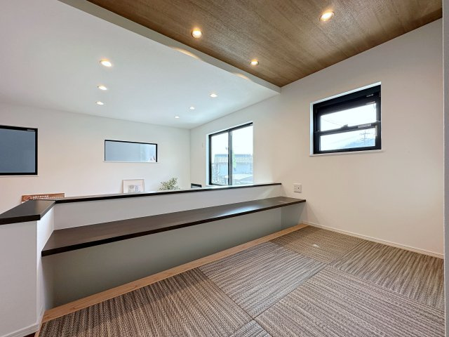 東区中山上2丁目No.3の和室|リビングに併設された4.25帖のホビースペース☆
掘りごたつカウンターもあり、お子様の遊び場や学習スペースにぴったりです♪