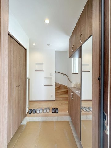 安佐南区東原3丁目 No.6の玄関|玄関ホール☆
シューズボックスは鏡付きで大容量のためたくさん靴も収納できます♪