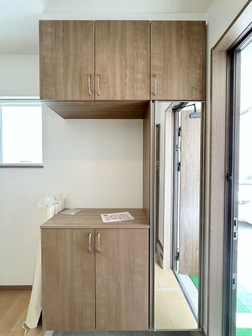 安佐南区東原3丁目 No.6の収納|姿見付きシューズボックス☆
大容量のシューズボックスの為、靴もたくさん収納が可能です♪