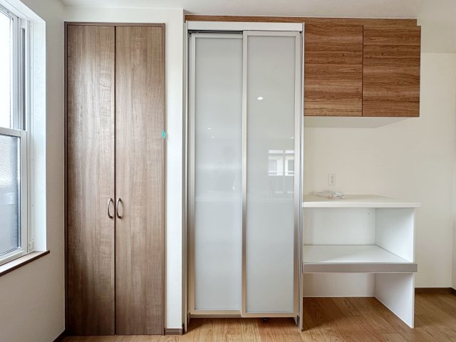 安佐南区東原3丁目 No.1の収納|収納力のある大型カップボード☆
備え付けのため耐震性が高く地震の際にも倒れてくる心配はありません♪
キッチンと同じカラーリングのため統一感もあります！