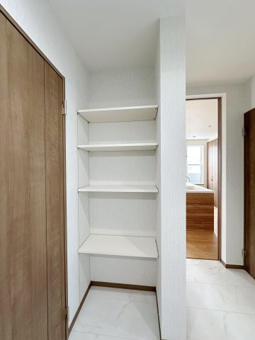 安佐南区東原3丁目 No.1の収納|洗面脱衣所の収納☆
毎日ご家族で使うタオルや洗面用品、洗濯用品などを収納することができます♪