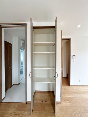 安佐南区東原3丁目 No.1の収納|リビング収納☆
可動棚のため好きな高さに調整可能です♪