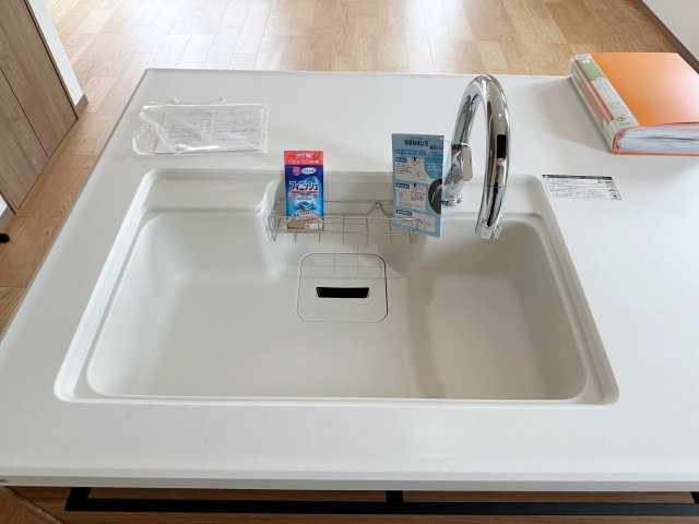 安佐南区東原3丁目 No.1のキッチン|非接触型水洗に人造大理石シンク☆
人造大理石のためシンクに水垢や汚れが付きにくく、いつも綺麗なキッチンになります♪
さらに手をかざすだけで水を出せるのでとても使いやすく便利です！