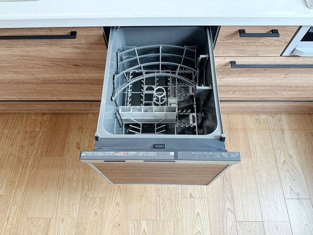 安佐南区東原3丁目 No.1のキッチン|4人から5人分の食器洗浄乾燥機☆
水道代の節約にもなり、家事の時短もできる優れ物です♪
スライド式で上から全体が見えるため食器の出し入れもスムーズです♪