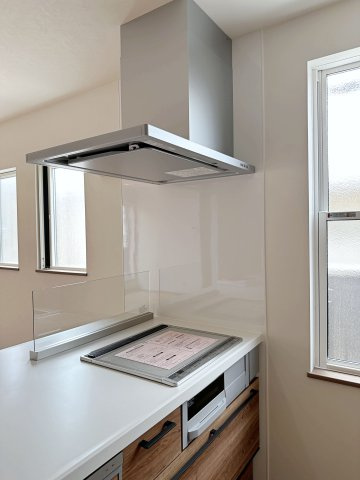 安佐南区東原3丁目 No.1のキッチン|IHクッキングヒーター☆
火が出ないために安全性も高いと考えられます。 さらに、安定した加熱管理制御が容易に行えるため、素材を均一に加熱する料理やスープなどの液体の加熱に適しています♪