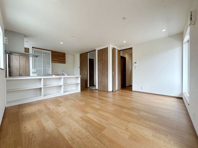 安佐南区東原3丁目 No.1の居間・リビング|15.3帖の広々としたリビング☆
キッチンからはリビング全体を見渡すことができます♪