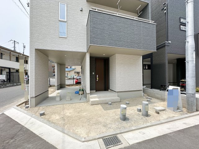 安佐南区東原3丁目 No.1の駐車場|ビルドインガレージ含む2台駐車可能☆
ビルドインガレージは雨の日の乗り降りもしやすく大切な車を守ることができます♪