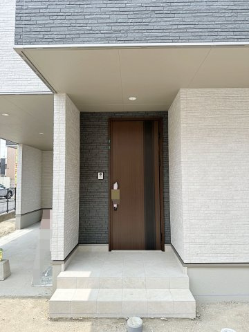 安佐南区東原3丁目 No.1の玄関|玄関ポーチ☆
屋根も付いており、雨が降っても濡れる心配はありません♪