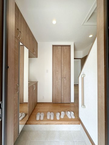 安佐南区東原3丁目 No.1の玄関|玄関ホール☆
シューズボックスは鏡付きで大容量のためたくさん靴も収納できます♪