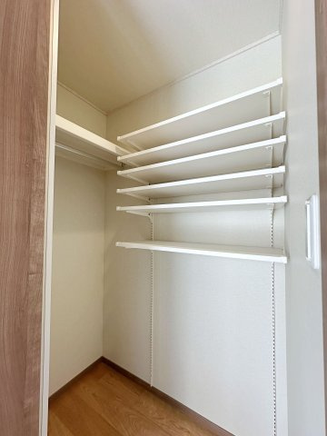 安佐南区東原3丁目 No.1の収納|シューズインクローク☆
可動棚で好きな高さに調整可能！靴だけでなく外で使う用具やお子様のおもちゃなども帰ってきてそのまま収納することができます♪