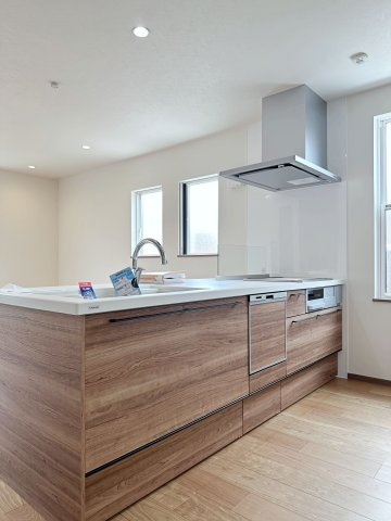 安佐南区東原3丁目 No.1のキッチン|人造大理石天板使用のシステムキッチン☆
人造大理石天板は水垢が付きにくく汚れが落ちやすいのでお手入れも楽ちんです♪