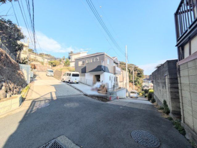 南側ひな壇　陽当たり・眺望良好　新築の前面道路含む現地写真|前面道路