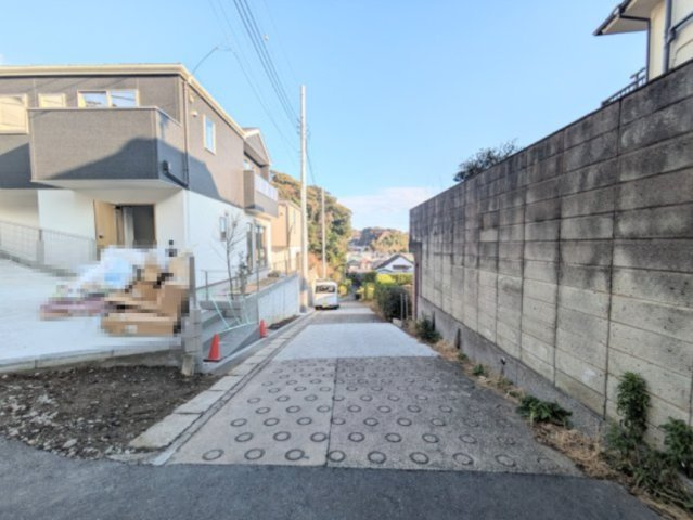 南側ひな壇　陽当たり・眺望良好　新築の前面道路含む現地写真|前面道路