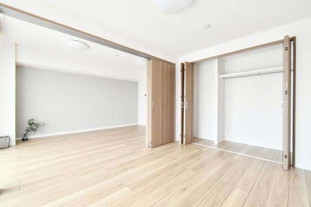 ライオンズマンション大宮指扇第二の洋室|洋室①6帖：クローゼットにはお洋服だけでなく、季節の物もたくさん収納して頂く事が可能なので、お部屋がスッキリしますね！チェストをお部屋に置かずに済むので、空いているスペースを広々とお使いいただけます。