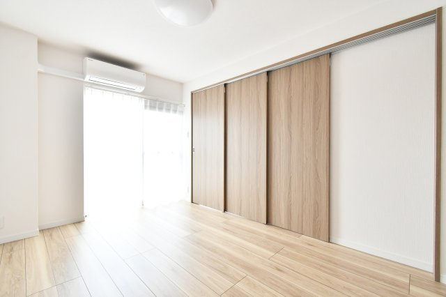 ライオンズマンション大宮指扇第二の洋室|洋室①6帖：隣接した部屋とつなげて広々空間としても、仕切りを閉じて個室としてもご利用いただけます。バルコニーからの光が入るので明るく開放的です。急な雨のバルコニーからのお洗濯物の取り込みにも便利です。