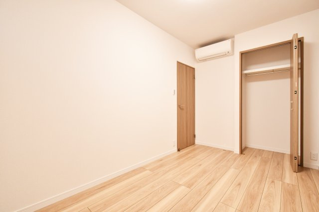 ライオンズマンション大宮指扇第二のその他|洋室③5帖：玄関から直接入れるお部屋は、プライベート性が高く、主寝室としても、在宅ワークのスペースとしてもご利用いただけます。クローゼットがある為、チェスト要らずでお部屋のスペースを有効活用できます。